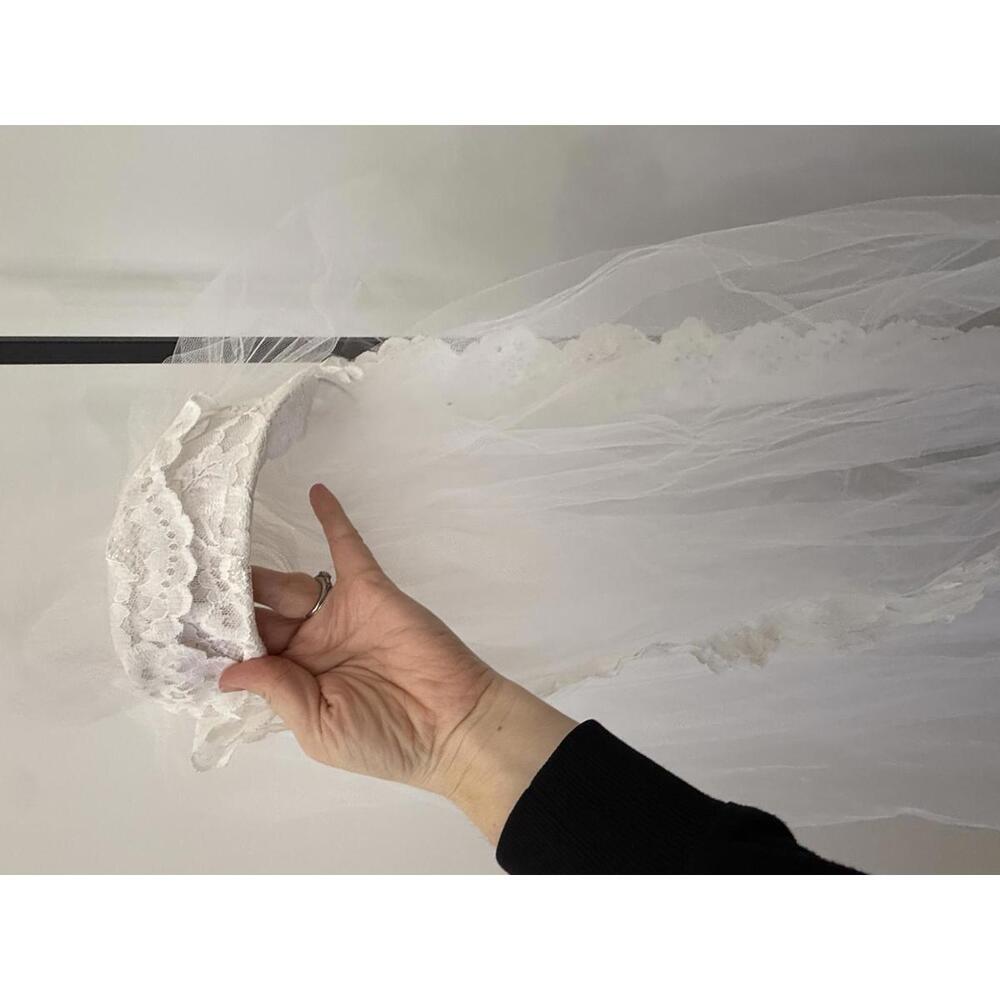 Very Long Vintage White Lace Trim Bridal Veil - Picture 12 of 14